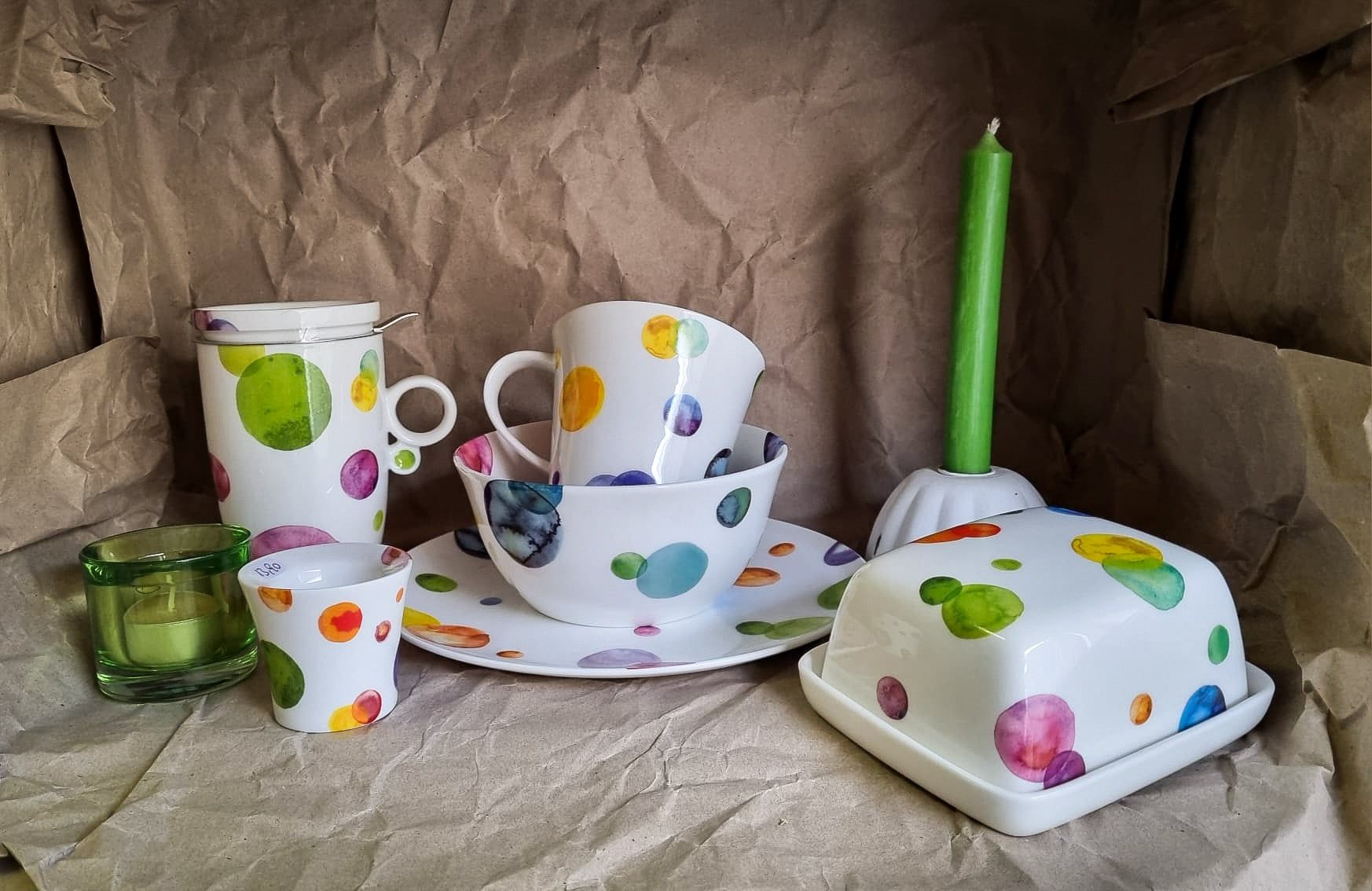 Becher, Geschirr und Kerzen mit Aquarell-Tupfen