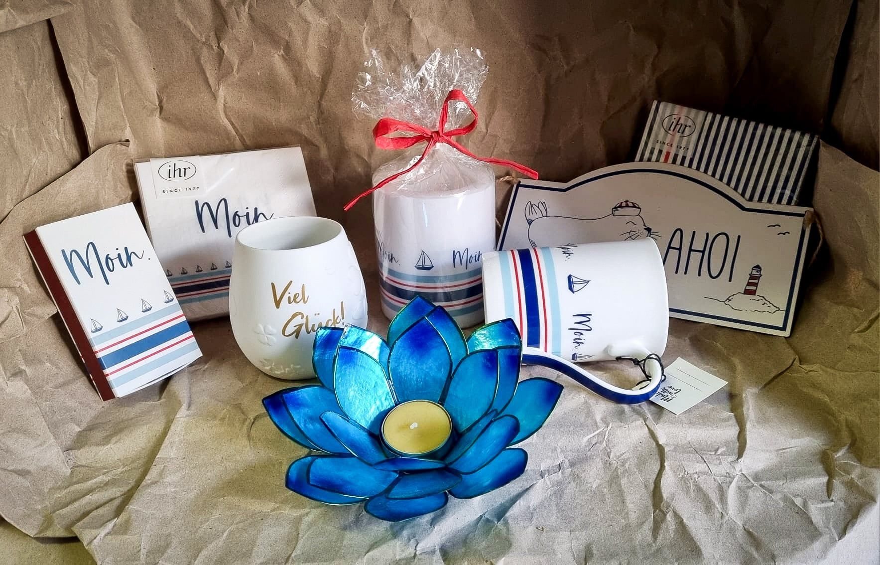 Servietten, Becher und Kerzen mit „Moin“-Schriftzug