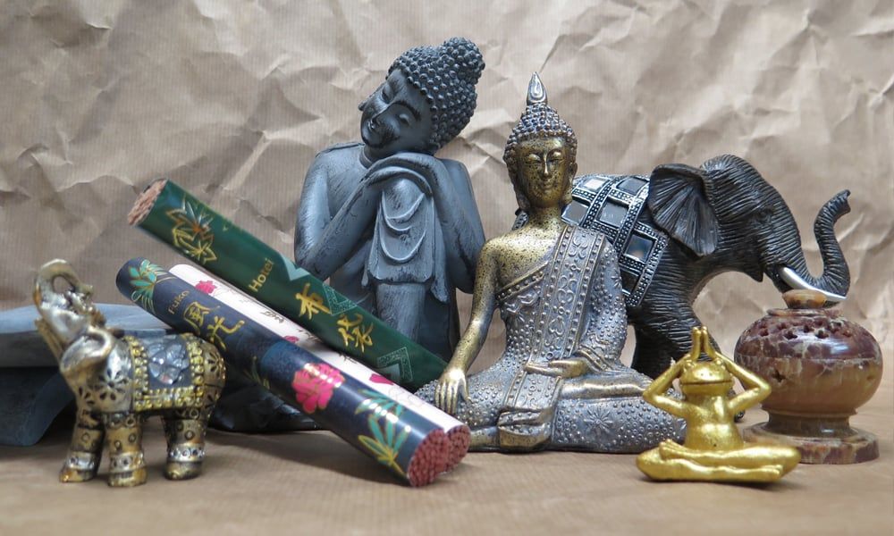 Buddha-Figuren und Räucherstäbchen