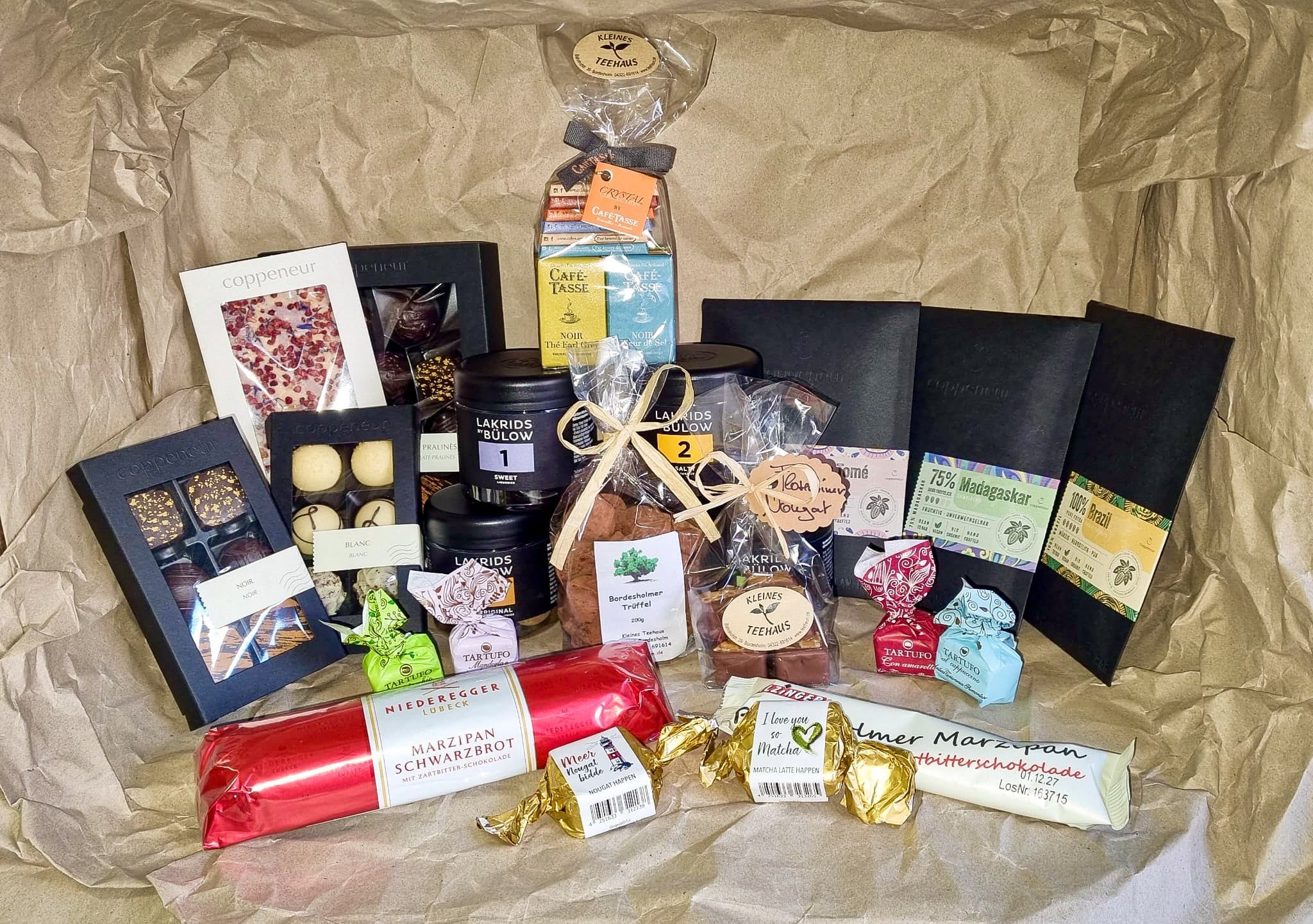 Schokoladen, Pralinen und Marzipan auf Packpapier