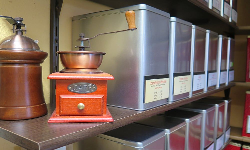 Kaffeemühle und Kaffeedosen im Laden